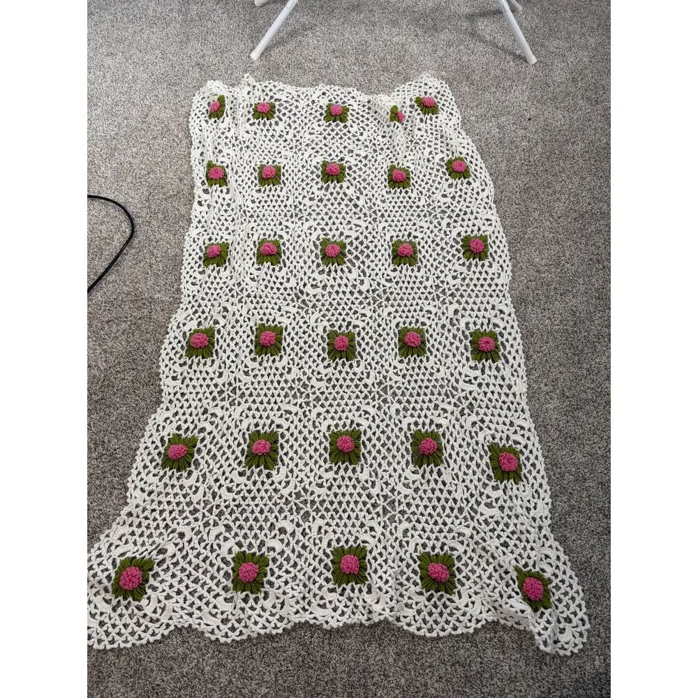 Crochet open weave Pink White raised flowers throw blanket cottage grannycore